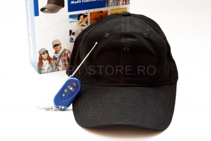 Camera camuflata in sapca cu cozoroc